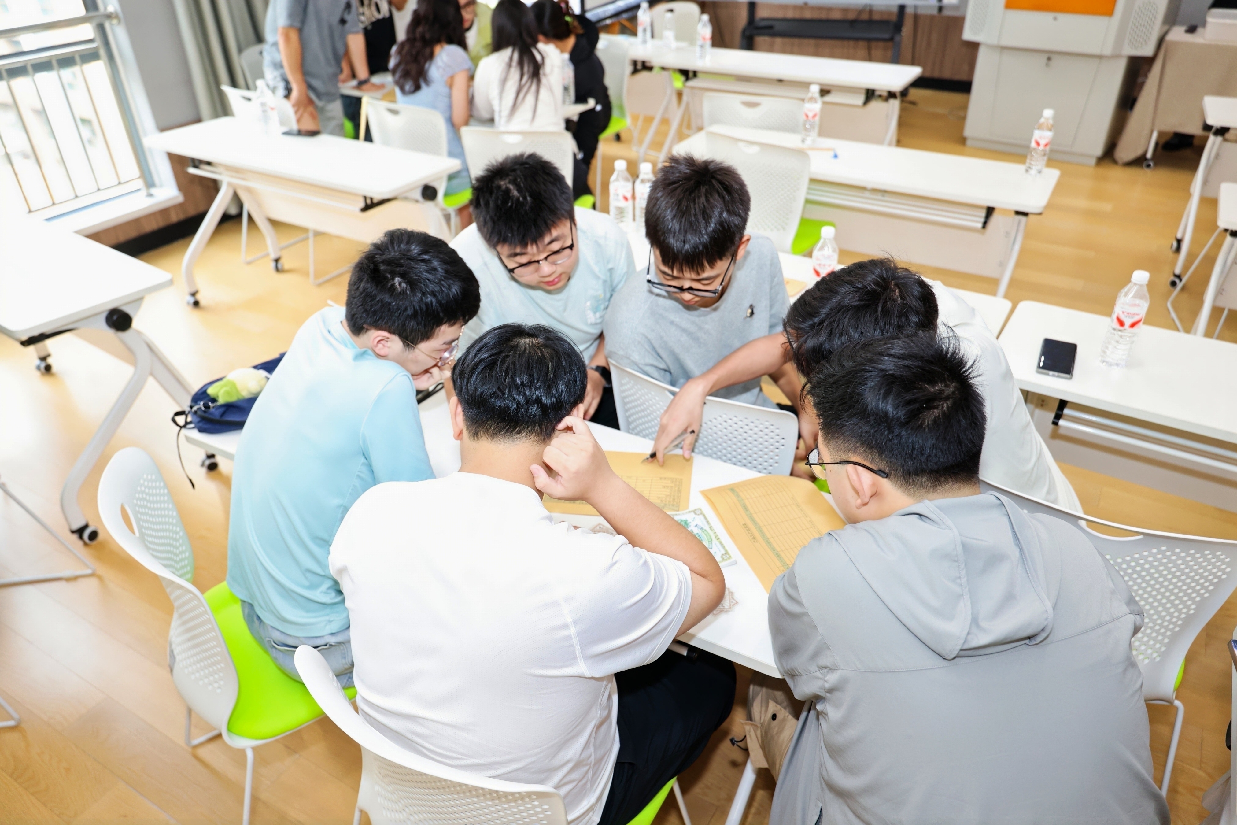 職業(yè)體驗訓練營模擬創(chuàng)業(yè)開股東會議（杭州市總工會供圖）